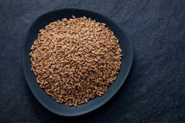 Seramik arkaplanda siyah çanak üzerine yazılmamış