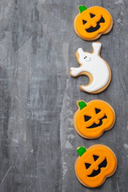 Üst görünüm korkutucu Cadılar Bayramı kurabiyeleri seramik arka plan