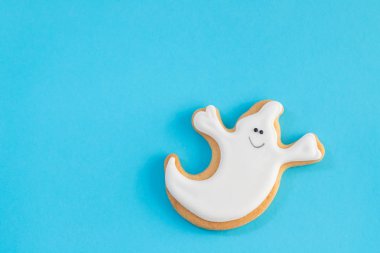 Mavi arka planda korkunç Cadılar Bayramı kurabiyesi