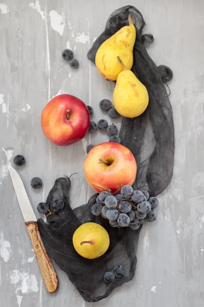 Frutti su sfondo grigio ceramica — Foto Stock