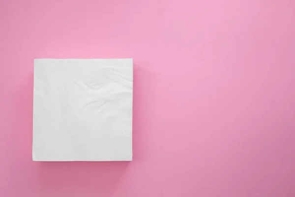 Guardanapos de papel branco sobre fundo rosa — Fotografia de Stock