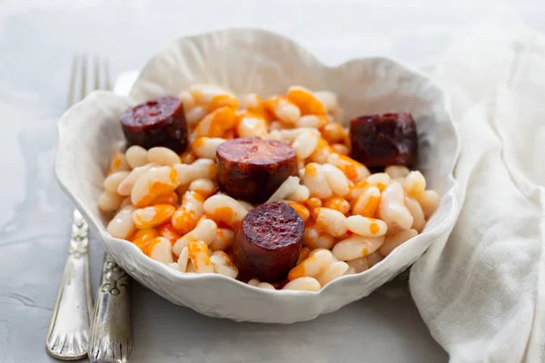 White beans with smoked sausage on beautiful dish — Stock Photo, Image