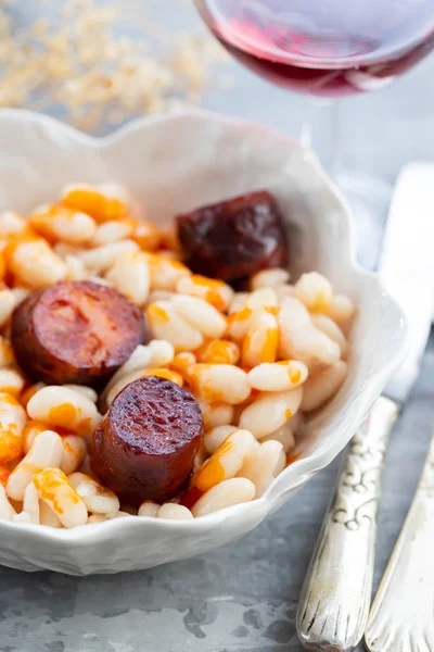 Bílé fazole s uzenou klobásou na krásném jídle — Stock fotografie