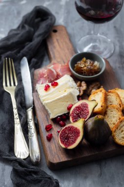 Peynirli incirler ve seramik zemin üzerinde nar.