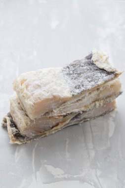 Seramik arkaplanda kuru tuzlu morina balığı