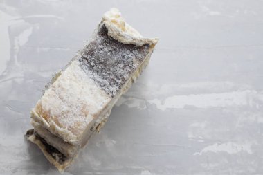 Seramik arkaplanda kuru tuzlu morina balığı