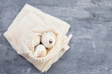 Küçük pamuklu çantada taze sarımsak