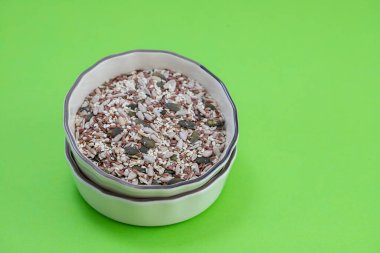 Yeşil zemin üzerinde çeşitli tohumlar