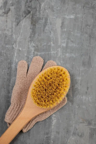 Massage Borstel Handschoen Voor Het Wassen Keramische Achtergrond — Stockfoto