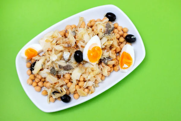 올리브 세라믹 배경에 접시에 달걀을 곁들인 병아리 — 스톡 사진