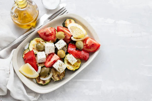 Salat Mit Frischem Und Gegrilltem Salat Auf Weißem Teller Auf — Stockfoto