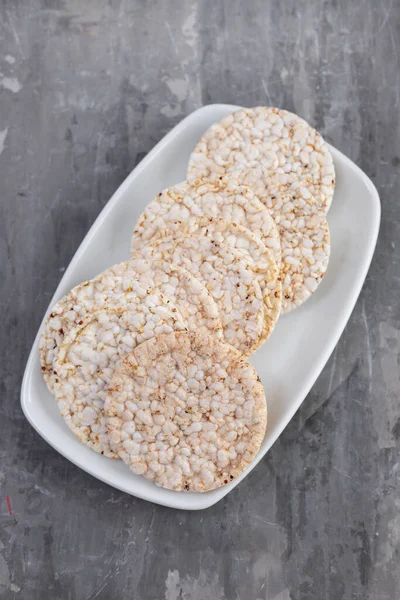 Beyaz Tabakta Seramik Zemin Üzerinde Pirinç Kekleri — Stok fotoğraf