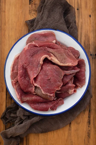 Rauw Vlees Witte Schaal Bruine Houten Achtergrond — Stockfoto