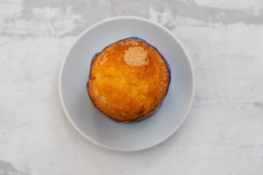 Beyaz tabakta Portekiz usulü pirinç keki.