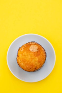 Beyaz tabakta Portekiz usulü pirinç keki.