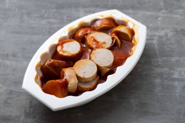 Beyaz plastik kutuda soslu sosis