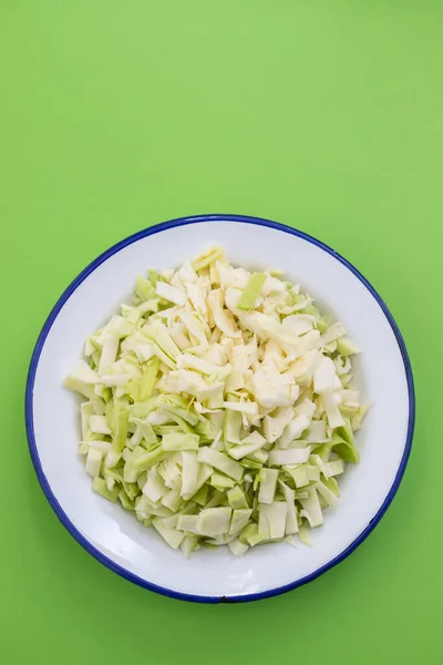 緑の背景に白菜の新鮮なキャベツ — ストック写真