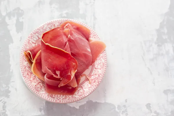 Wędzone Mięso Prosciutto Małym Naczyniu — Zdjęcie stockowe
