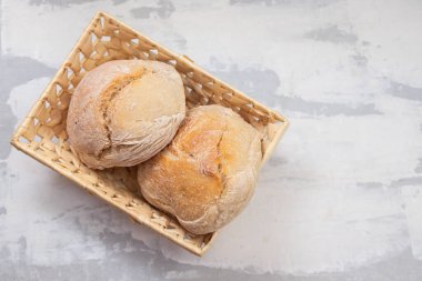 seramik arkaplanda sepetteki ekmek