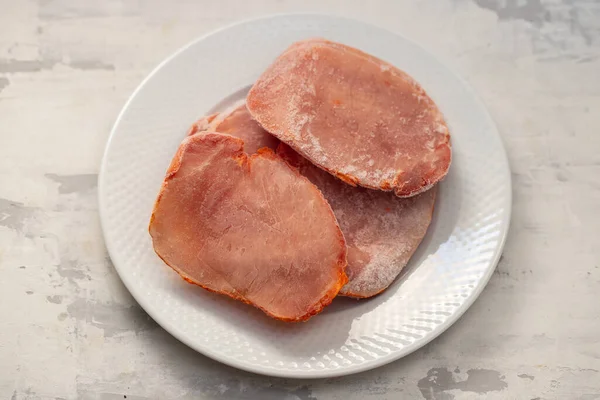 Gefrorenes Schweinefleisch Auf Weißem Teller Auf Keramischem Hintergrund — Stockfoto