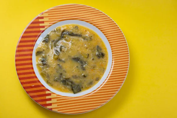 Sup Sayuran Dengan Bayam Piring Pada Latar Belakang Kuning — Stok Foto