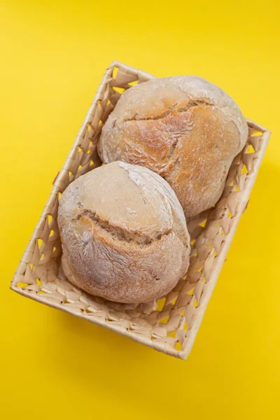 Chleb Koszyku Żółtym Tle — Zdjęcie stockowe