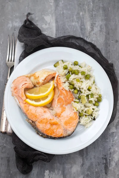 Salmão Frito Com Arroz Com Legumes Placa Branca Fundo Cerâmico — Fotografia de Stock