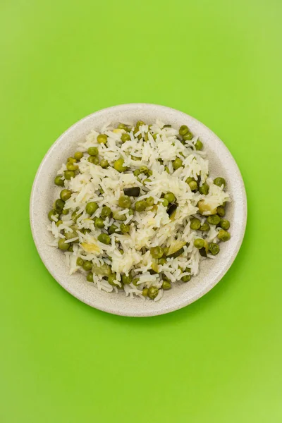 Βραστό Ρύζι Πράσινα Λαχανικά Στο Πιάτο Πράσινο Φόντο — Φωτογραφία Αρχείου