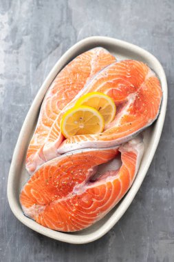 Tabakta limonlu taze somon