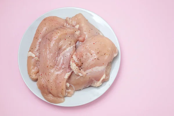 Peito Frango Cru Com Pimenta Preta Placa Branca — Fotografia de Stock