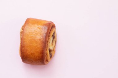 Pembe arka planda tarçınlı küçük çörek