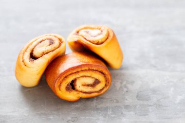 seramik arkaplanda tarçınlı çörekler