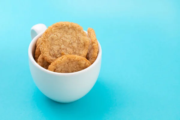 Biscoitos Aveia Copo Branco Fundo Azul — Fotografia de Stock