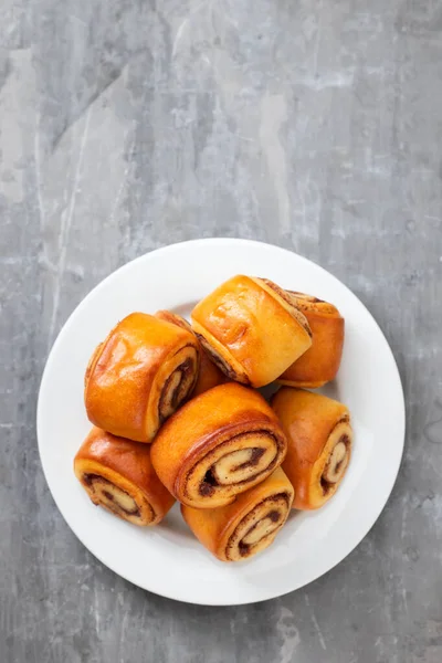 Piccoli Panini Con Cannella Piastra Bianca Fondo Ceramico — Foto Stock