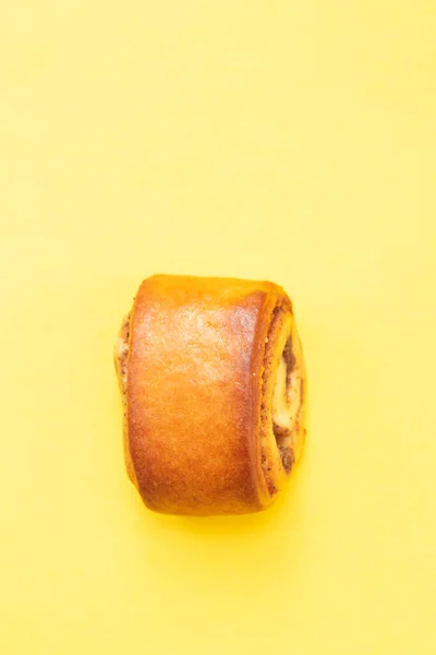 Bun Cinnamon Yellow Background — Stock Photo, Image
