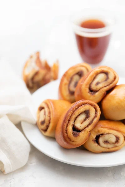 Piccoli Panini Con Cannella Piatto Bianco Tazzina Caffè Fondo Ceramico — Foto Stock