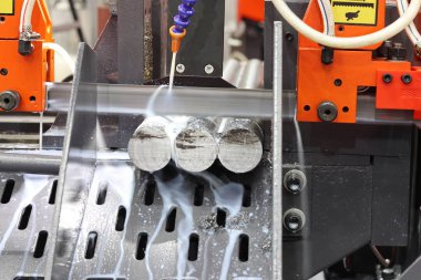Şerit testere makinesi ile soğutucu tarafından kesme bar çelik