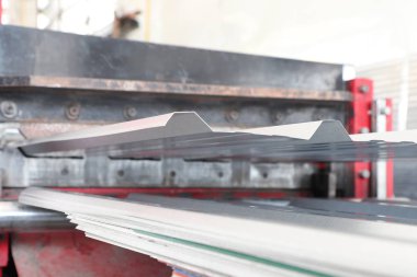 makine çalışırken haddelenmiş sac çatı; yakın çekim
