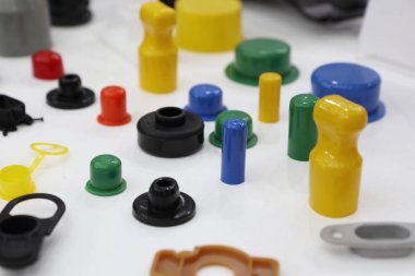 enjeksiyon işlemi tarafından yapılmış renkli pastic parçalar