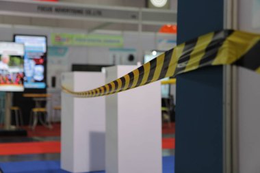 Bariyer bandı yok girişte bir exhibition.do için değil çapraz şeritler.; Sarı ve siyah tehlike bantlar