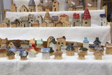 Cray tarafından yapılmış küçük oyuncak Seramik ev 