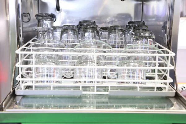 Nyitott Mosogatógép Tiszta Üveggel Poharakkal Tányérokkal Edényekkel Szelektív Fókusz — Stock Fotó