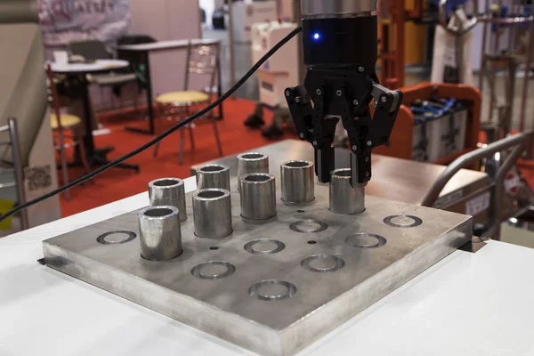 Roboterarm Klemmt Probe Und Transfer Metallplatte Selektiver Fokus — Stockfoto
