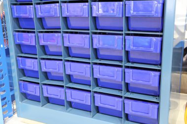 Fabrikada parçaları tutmak için plastik çekmece