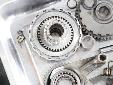 Araba iletim dis-derlemesinden dişli parçalar.