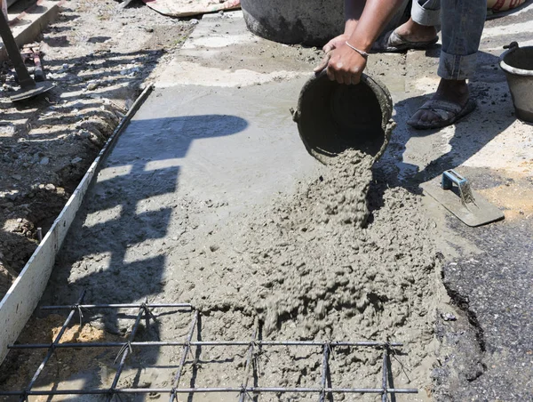 Arbeiter Gießt Beton Stahldraht — Stockfoto