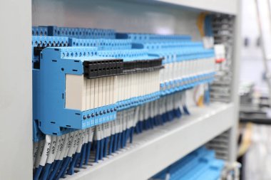 Kırmızı Yüksek gerilim anahtarı kapatır; düğme 