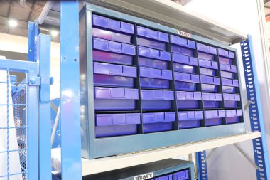 Fabrikada parçaları tutmak için plastik çekmece