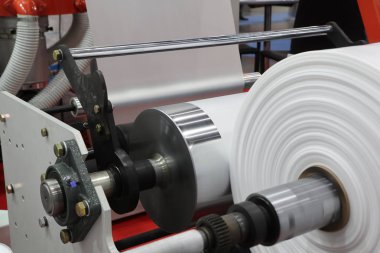 Ekstrüzyon Şişirme Makinası plastik film sarma birimidir; yakın çekim