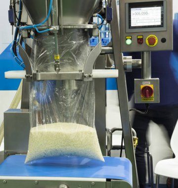 Plastik ambalaj makine tarafından içine pirinç dolgu; yakın çekim